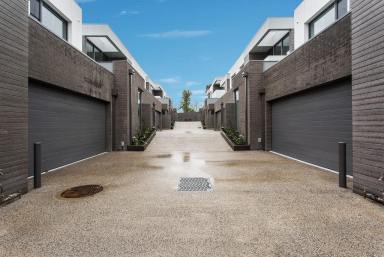 House For Sale - VIC - Bendigo - 3550 - A STONES THROW FROM THE NEW HOSPITAL  (Image 2)