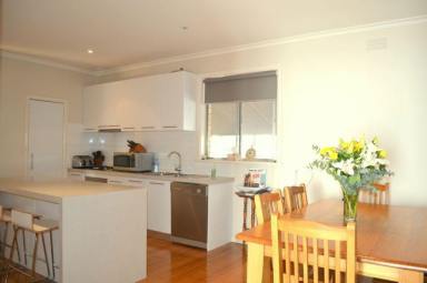 House For Lease - VIC - Bendigo - 3550 - Great Location Walking Distance To CBD.  (Image 2)
