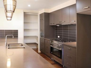 House Leased - QLD - Middle Ridge - 4350 - Magnificent Home In Middle Ridge  (Image 2)