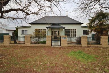 House For Lease - NSW - Glen Innes - 2370 - AMAZING FAMILY HOME!! (Image 2)