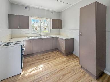 House For Lease - NSW - Glen Innes - 2370 - QUIET AREA OF TOWN  (Image 2)