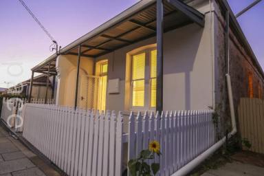 House Leased - WA - Fremantle - 6160 - **UNDER APPLICATION**  (Image 2)