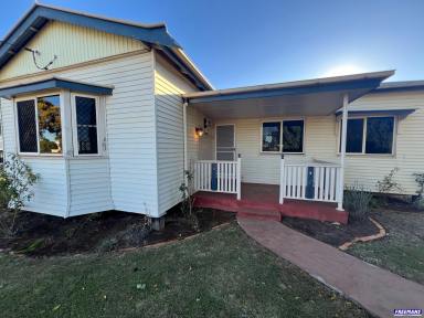 House Leased - QLD - Kingaroy - 4610 - 3 BEDROOM HOME SHORT WALK TO TOWN (Image 2)