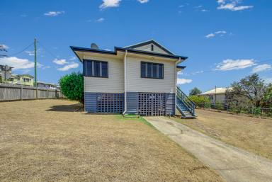 House Leased - QLD - West Gladstone - 4680 - APPROVED APPLICATION :: 3D TOUR :: HIGHSET QUEENSLANDER CLOSE TO CBD - DUCTED AIR CONDITIONING  (9 IMAGES)  (Image 2)
