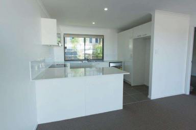 Townhouse For Lease - QLD - South Gladstone - 4680 - 3 Bedroom Townhouse  (Image 2)
