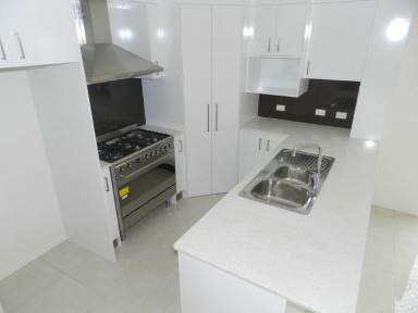 Unit For Lease - QLD - South Gladstone - 4680 - BEAUTIFUL 3 BEDROOM UNIT IN GREAT LOCATION  (Image 2)