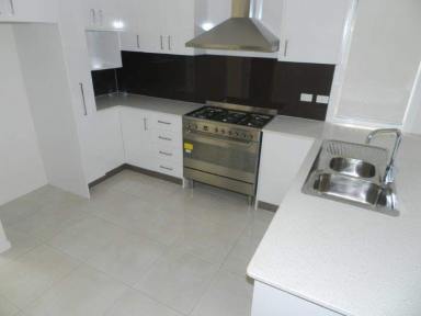 Townhouse For Lease - QLD - South Gladstone - 4680 - Beautiful Modern Townhouse  (Image 2)