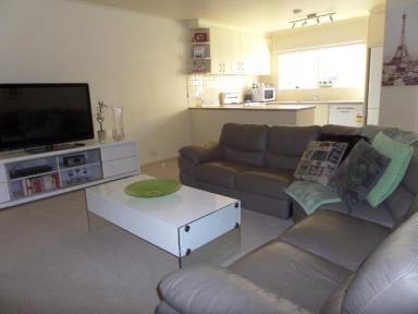 Townhouse For Lease - NSW - Queanbeyan - 2620 - Immaculate 2 Bedroom Renovated Townhouse  (Image 2)