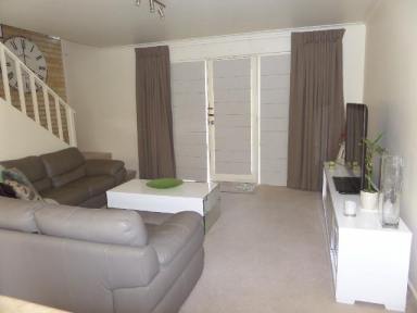 Townhouse For Lease - NSW - Queanbeyan - 2620 - Immaculate 2 Bedroom Renovated Townhouse  (Image 2)