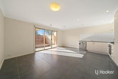 Townhouse For Sale - NSW - Queanbeyan - 2620 - Fantastic Location!!  (Image 2)