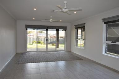 House Leased - VIC - Beechworth - 3747 - STUNNING MODERN HOME  (Image 2)