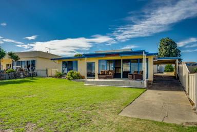 Holiday Residence For Lease - SA - Hindmarsh Island - 5214 - Classic Riverfront Holiday Home with River Access  (Image 2)
