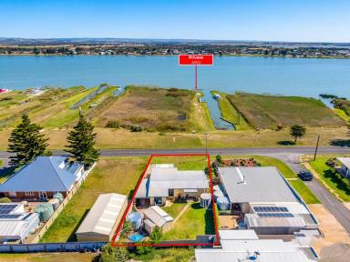 Holiday Residence For Lease - SA - Hindmarsh Island - 5214 - Classic Riverfront Holiday Home with River Access  (Image 2)