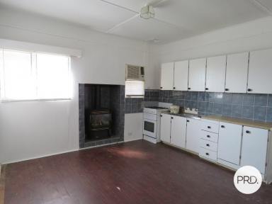 House Leased - NSW - Lavington - 2641 - CONVENIENT LOCATION & PLENTY OF STORAGE!  (Image 2)