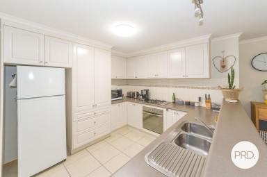 Townhouse Leased - VIC - Wodonga - 3690 - BEAUTIFULLY PRESENTED 3 BEDROOM TOWNHOUSE  (Image 2)