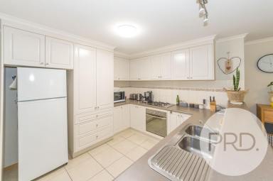 Townhouse Leased - VIC - Wodonga - 3690 - BEAUTIFULLY PRESENTED 3 BEDROOM TOWNHOUSE  (Image 2)