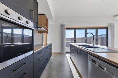House For Lease - TAS - Coles Bay - 7215 - Convenience is Key  (Image 2)