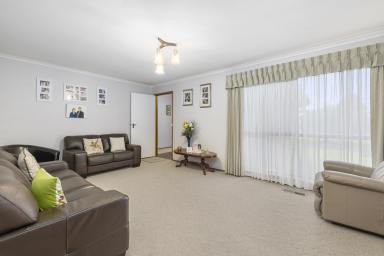 House Leased - VIC - Alfredton - 3350 - Large Family Home In Superb Location!  (Image 2)