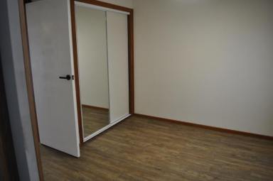 Flat Leased - NSW - East Albury - 2640 - Neat central 2 bedroom unit  (Image 2)
