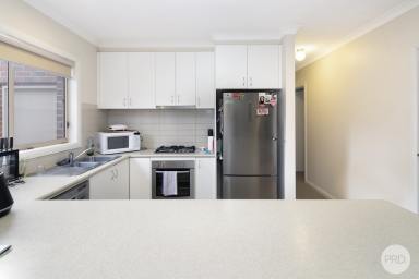 Townhouse Leased - VIC - Mount Helen - 3350 - TIDY AND FUNCTIONAL THREE BEDROOM UNIT WITHIN WALKING DISTANCE TO FEDERATION UNIVERSITY  (Image 2)