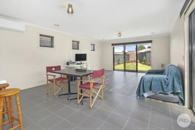 House Leased - VIC - Ballarat Central - 3350 - BEAUTIFUL 2 BEDROOM HOME IN BALLARAT CENTRAL - GREAT LOCATION - GARDENER INCLUDED!  (Image 2)
