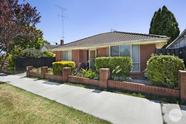 House For Lease - VIC - Ballarat North - 3350 - COSY TWO BEDROOM HOME IN DESIARABLE LOCACTION  (Image 2)