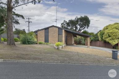 House Leased - VIC - Mount Clear - 3350 - GENEROUS FIVE BEDROOM HOME IN PRIME MOUNT CLEAR LOCATION  (Image 2)