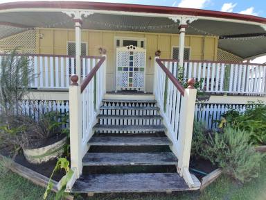 House For Sale - QLD - Granville - 4650 - Wow! What a Queenslander  (Image 2)