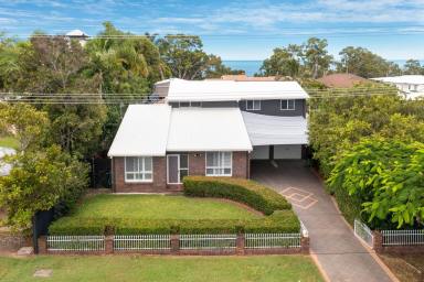 House For Sale - QLD - Point Vernon - 4655 - ENTERTAINER'S DREAM WITH SEA VIEWS  (Image 2)