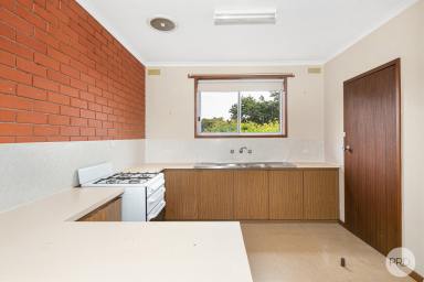 House Leased - VIC - Ballarat North - 3350 - TWO BEDROOM UNIT SITUATED JUST A SHORT DRIVE FROM NORTHWAY SHOPPING CENTER  (Image 2)