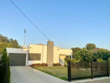 House For Lease - VIC - Echuca - 3564 - Executive Living - Fully Furnished & Self Contained  (Image 2)