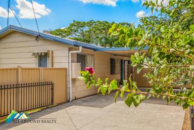 House For Sale - QLD - Morayfield - 4506 - DUAL, DOUBLE GATE SIDE ACCESS ROOM FOR SHED AND BOAT + CONVENIENT LOCATION  (Image 2)