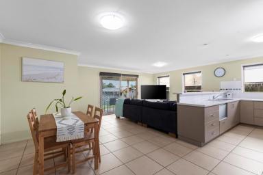 Unit For Lease - QLD - Newtown - 4350 - Modern and Spacious Unit  (Image 2)
