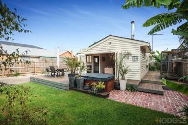 House For Lease - VIC - Bonbeach - 3196 - SEASIDE LIVING | SPACE FOR A BOAT AND TRAILER | RENOVATED HOME  (Image 2)