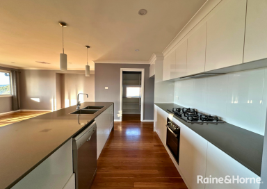 House Leased - NSW - Nowra - 2541 - Immaculate home with amazing views (Image 2)