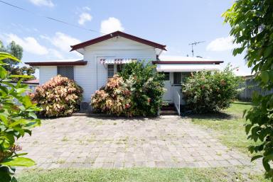 House Leased - QLD - North Mackay - 4740 - Sweet cottage low set house in North Mackay with fabulous side access plenty of storage. Short drive to Mount Pleasant and Schools  (Image 2)