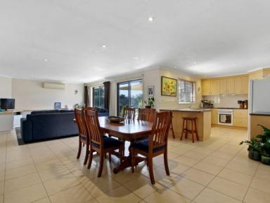 House For Lease - VIC - Bairnsdale - 3875 - EASTWOOD FAMILY HOME THAT TICKS ALL THE BOXES  (Image 2)