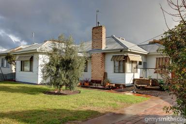 House For Sale - VIC - Horsham - 3400 - FAMILY HOME - BIG BLOCK!  (Image 2)