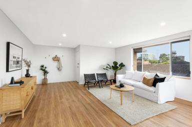 Unit For Lease - NSW - Wollongong - 2500 - Large Top Floor Apartment!  (Image 2)