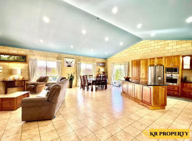 House For Sale - NSW - Narrabri - 2390 - BEAUTIFUL HOME IN AN IDYLIC NEIGHBOURHOOD WITH ALL THE EXTRAS  (Image 2)