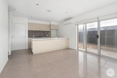 Townhouse Leased - VIC - Lake Wendouree - 3350 - JUST A BLOCK FROM THE LAKE - 3 BEDROOM TOWNHOUSE..!!  (Image 2)