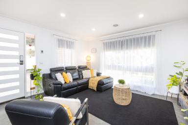 House Sold - VIC - Mildura - 3500 - A beautifully renovated two-bedroom unit  (Image 2)