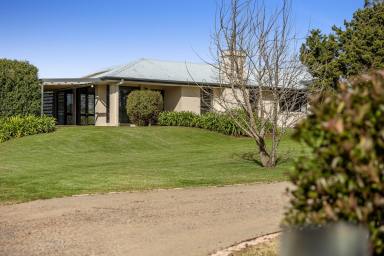 House For Sale - QLD - Highfields - 4352 - Rural Retreat on 6,165m2, Just Minutes from Town!  (Image 2)