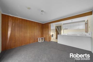 Townhouse Leased - TAS - Kingston - 7050 - Cozy Two Bedroom Unit  (Image 2)