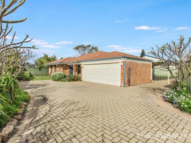 House For Sale - WA - Port Kennedy - 6172 - Spacious family home with a pool on a large 733sqm block  (Image 2)