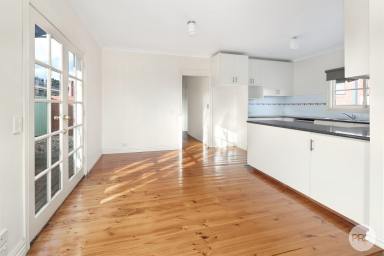 House Leased - VIC - Brown Hill - 3350 - MODERN COTTAGE STYLE TWO BEDROOM HOME CLOSE TO CBD  (Image 2)