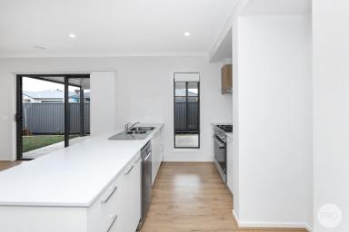 House Leased - VIC - Alfredton - 3350 - BEAUTIFUL NEW BUILD WITH ALFRESCO  (Image 2)