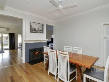 House Leased - VIC - Bairnsdale - 3875 - Beautifully renovated family home - close to CBD  (Image 2)