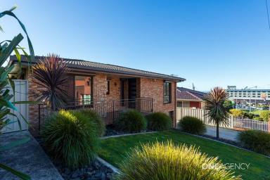 Unit For Sale - TAS - Burnie - 7320 - Beautiful Townhouse! Walk To Town & The Beach!  (Image 2)