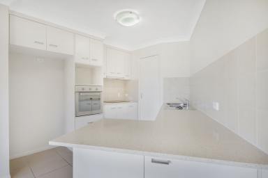 Unit Leased - QLD - Newtown - 4350 - MODERN TWO-BEDROOM TOWNHOUSE WITH OFFICE NEAR CBD  (Image 2)